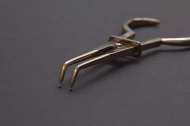 Diş bakımı için metal diş aletleri.