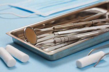 Diş bakımı için metal diş aletleri.