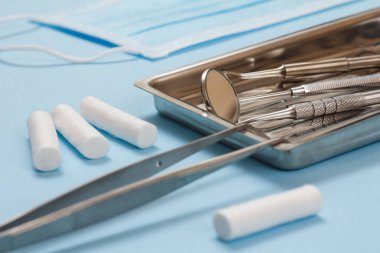 Diş bakımı için metal diş aletleri.