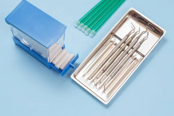 Ensemble d'instruments dentaires métalliques pour soins dentaires — Photo