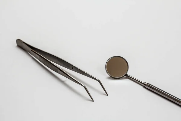 Set di strumenti dentali in metallo per la cura dei denti — Foto Stock