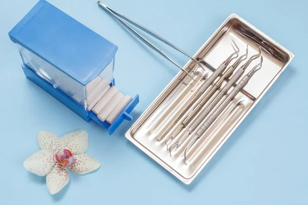 Diş bakımı için metal diş aletleri.