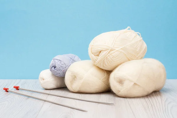 Fios de lã para tricotar. Espinhos de fios de lã natural e agulhas de tricô — Fotografia de Stock