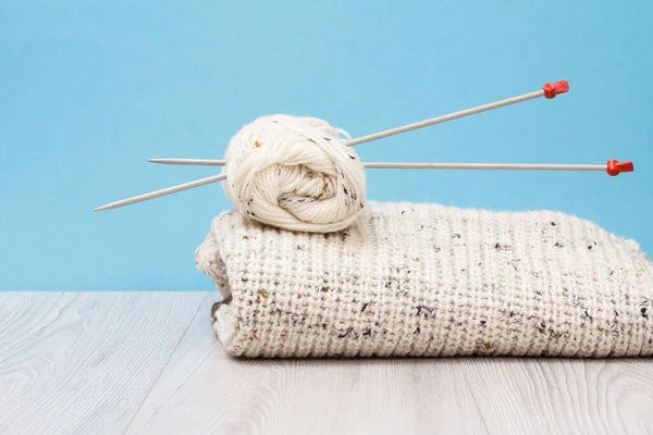 Woolen pullover dan benang untuk merajut. Skeins dari benang wol alami dan jarum rajut — Stok Foto
