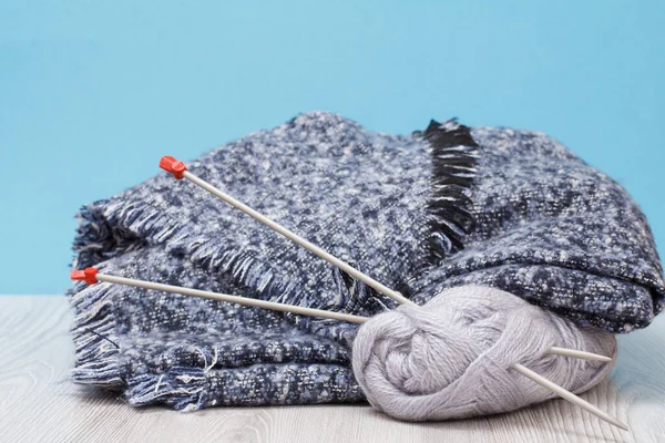 Pulôver de lã, cachecol e fios para tricotar. Espinhos de fios de lã natural e agulhas de tricô — Fotografia de Stock