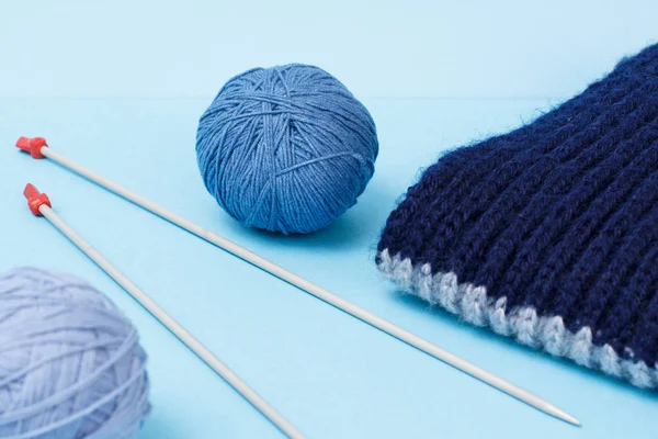 Fios de lã para tricotar. Esferas de fios de lã natural e agulhas de tricô — Fotografia de Stock