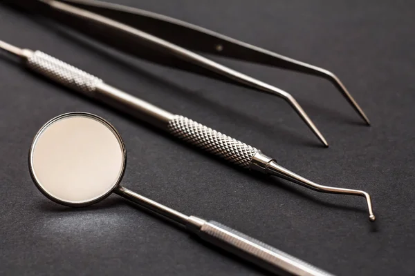 Conjunto de instrumentos dentales metálicos para el cuidado dental — Foto de Stock