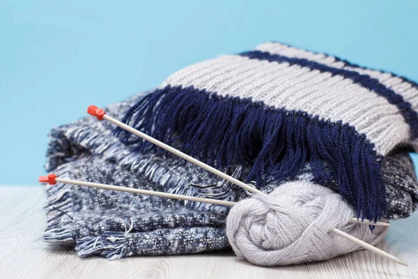 Lenços de lã e fios para tricotar. Espinhos de fios de lã natural e agulhas de tricô — Fotografia de Stock