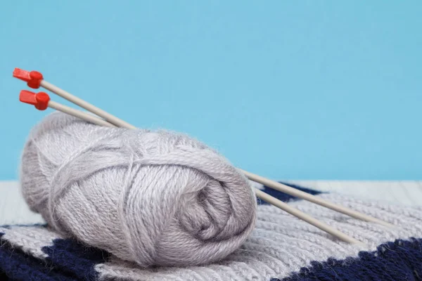 Lenço de lã e fios para tricotar. Espinhos de fios de lã natural e agulhas de tricô — Fotografia de Stock