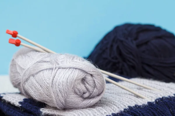 Wollschal und Garn zum Stricken. Knäuel aus Naturwollgarn und Stricknadeln — Stockfoto