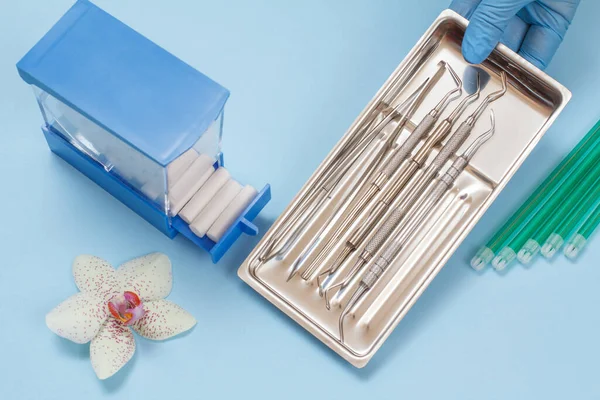 Main de dentiste avec ensemble d'instruments dentaires en métal pour les soins dentaires — Photo