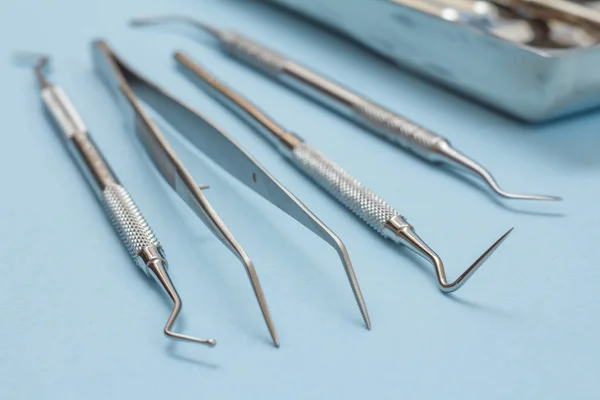 Conjunto de instrumentos dentales metálicos para el cuidado dental — Foto de Stock