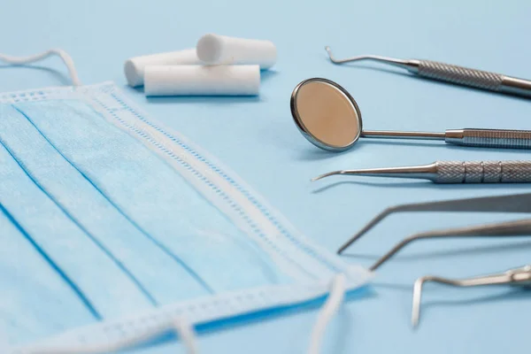 Zestaw metalowych przyrządów dentystycznych do pielęgnacji zębów — Zdjęcie stockowe