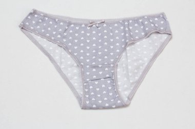 Beyaz arka planda güzel kadın pamuğu külotu.