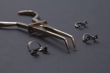 Diş bakımı için metal diş aletleri.
