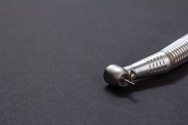 Siyah arkaplanda diş bakımı için diş aletleri