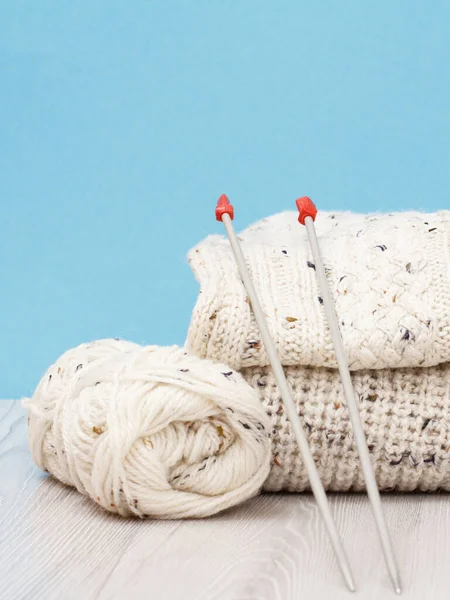 Wollpullover und Garn zum Stricken. Knäuel aus Naturwollgarn und Stricknadeln — Stockfoto