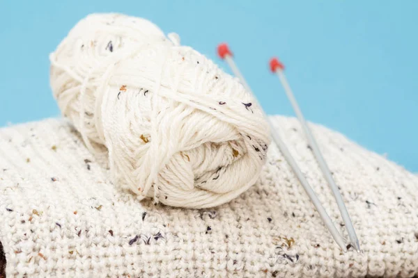 Jersey de lana e hilo para tejer. Chapas de hilados de lana natural y agujas para tejer —  Fotos de Stock