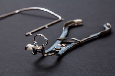 Diş bakımı için metal diş aletleri.