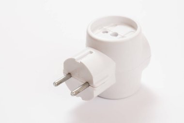 Beyaz arka planda plastik elektrikli t-shirt.