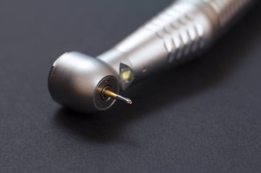 Siyah arkaplanda diş bakımı için diş aletleri