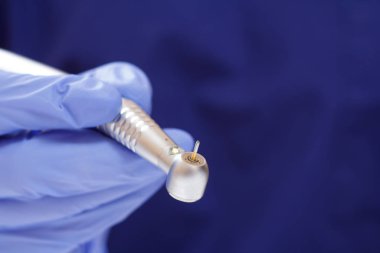 Diş hekimi eldiveni ve diş teli..