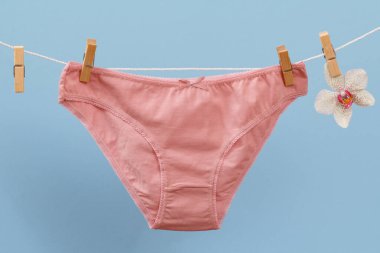 Mavi arka planda güzel kadın pamuğu külotu.