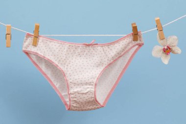 Mavi arka planda güzel kadın pamuğu külotu.