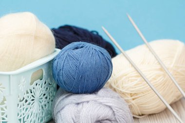 Örgü örmek için yün iplik. Doğal yün yumakları..