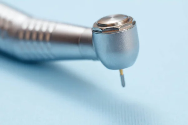Zahnärztliche Instrumente zur Zahnpflege auf blauem Hintergrund — Stockfoto