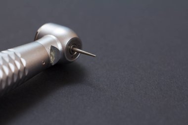 Siyah arkaplanda diş bakımı için diş aletleri