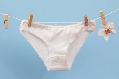 Mavi arka planda güzel kadın pamuğu külotu.