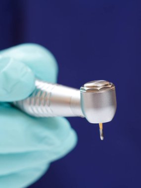 Diş hekimi eldiveni ve diş teli..