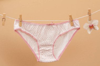 Bej arka planda güzel kadın pamuğu külotu.