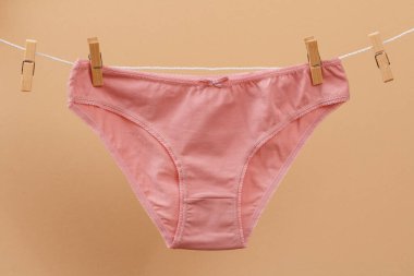 Bej arka planda güzel kadın pamuğu külotu.