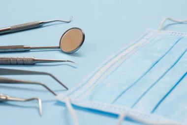 Diş bakımı için metal diş aletleri.