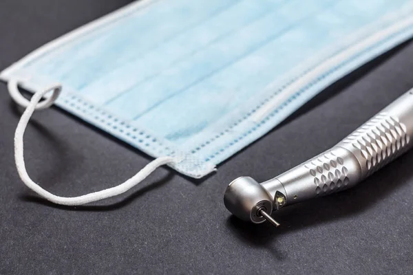 Instruments dentaires pour les soins dentaires sur fond noir — Photo