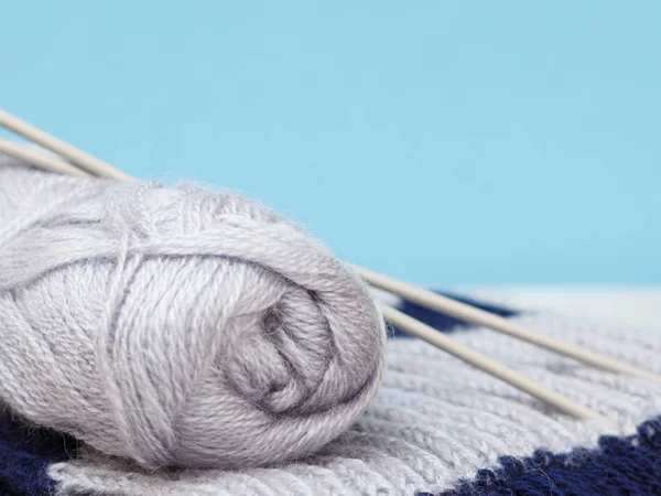 Lenço de lã e fios para tricotar. Espinhos de fios de lã natural e agulhas de tricô — Fotografia de Stock