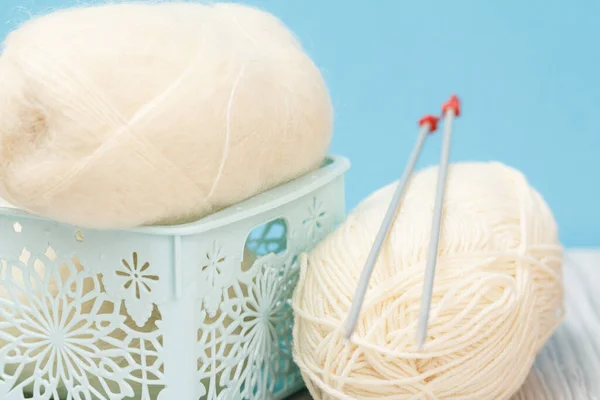 Fios de lã para tricotar. Esferas de fios de lã natural . — Fotografia de Stock