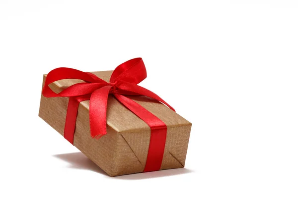Geschenkdoos met rood lint op witte geïsoleerde achtergrond. — Stockfoto