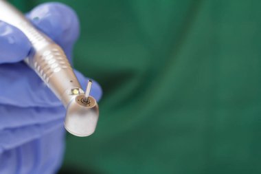 Diş hekimi eldiveni ve diş teli..