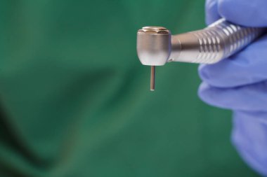 Diş hekimi eldiveni ve diş teli..