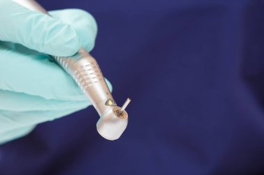 Diş hekimi eldiveni ve diş teli..