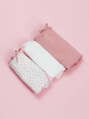 Pembe arka plan üzerinde güzel kadın pamuk lu külot.