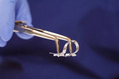 Diş doktorunun eldiveni, diş maşası ve tokası..