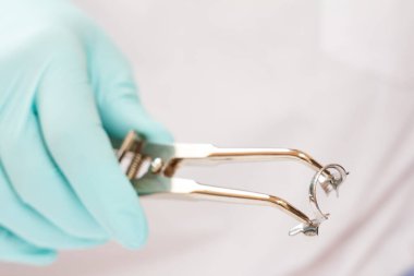 Diş doktorunun eldiveni, diş maşası ve tokası..