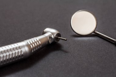 Siyah arkaplanda diş bakımı için diş aletleri