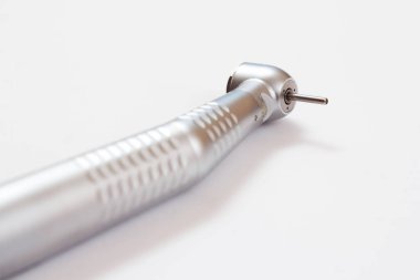 Beyaz arka planda diş bakımı için diş aletleri