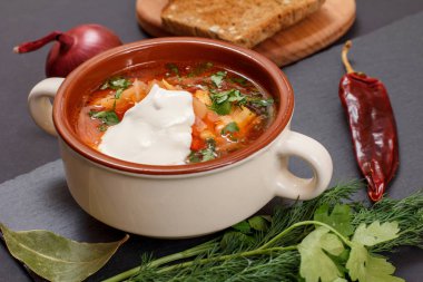 Siyah zemin üzerinde çavdar ekmeği olan Ukrayna geleneksel borsch 'u.