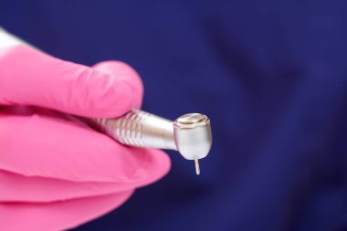 Diş hekimi eldiveni ve diş teli..